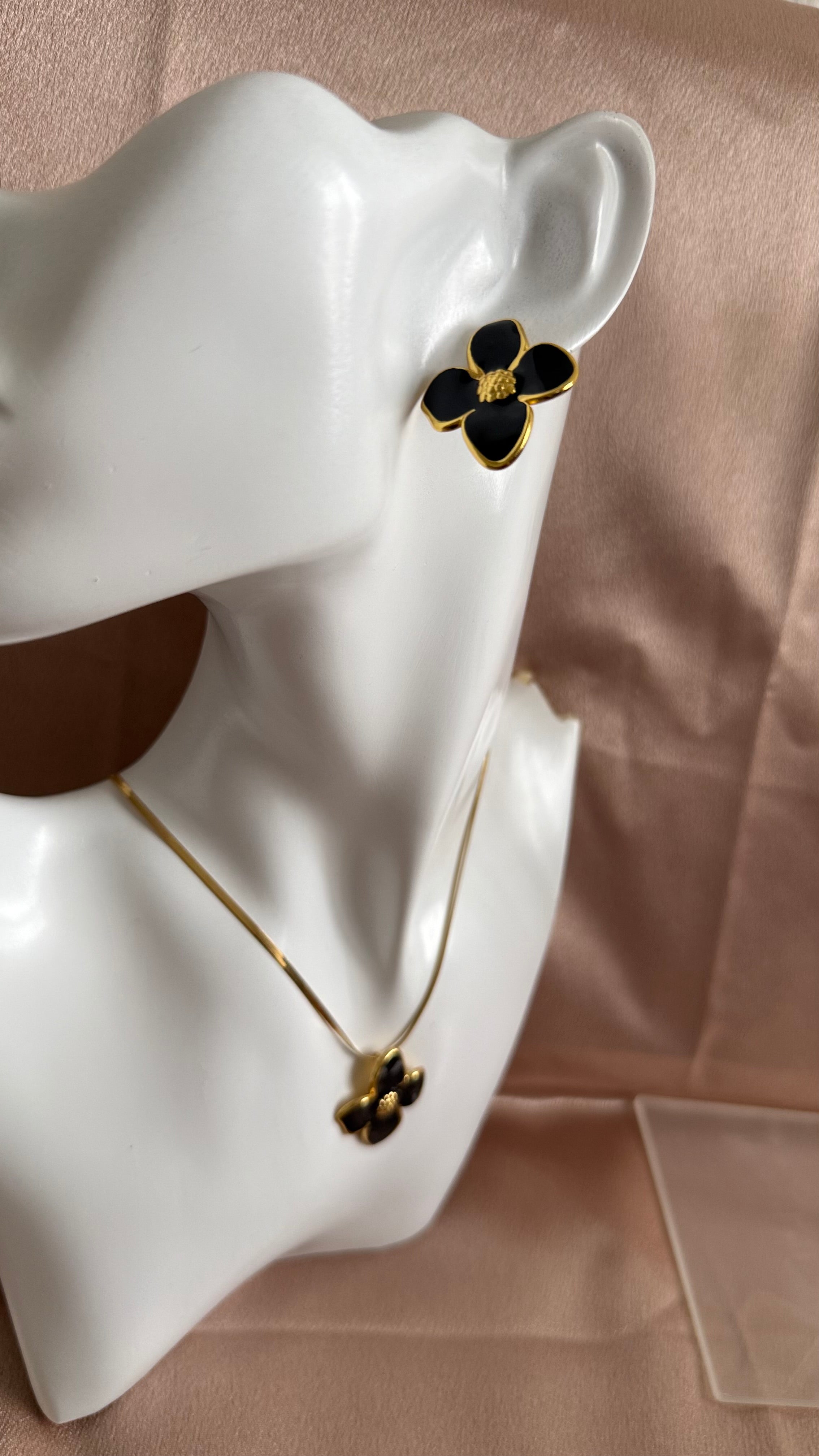 Noir Flower Schmuckset