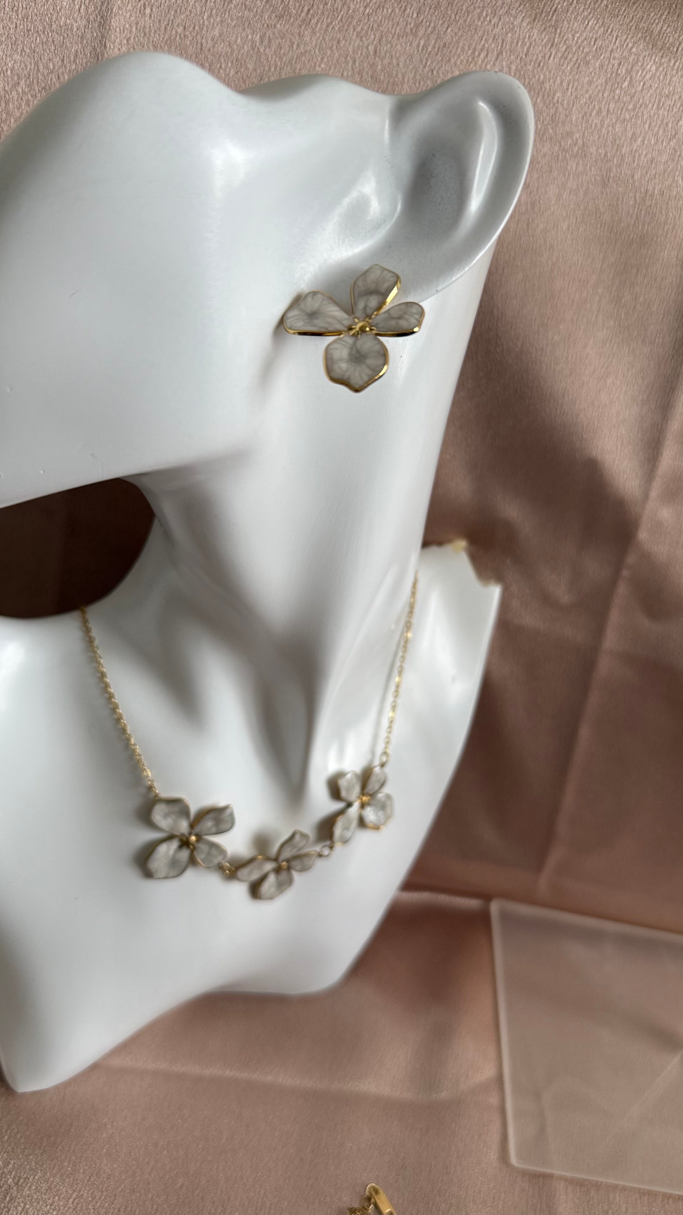 White Flower Jewelry Set