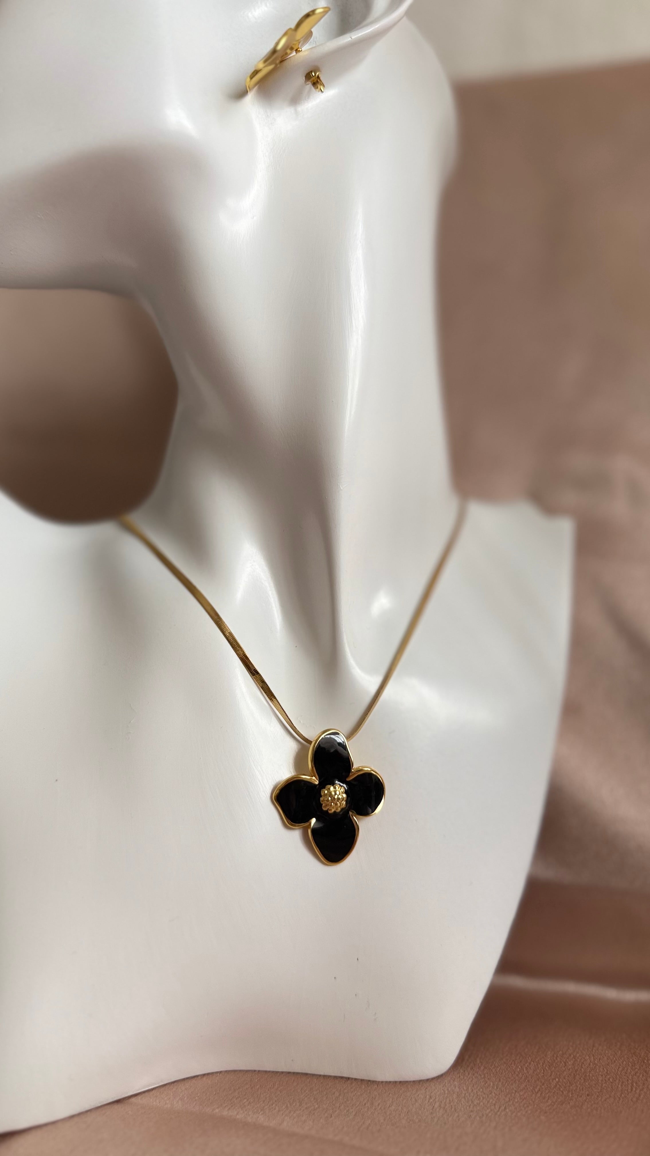 Noir Flower Schmuckset