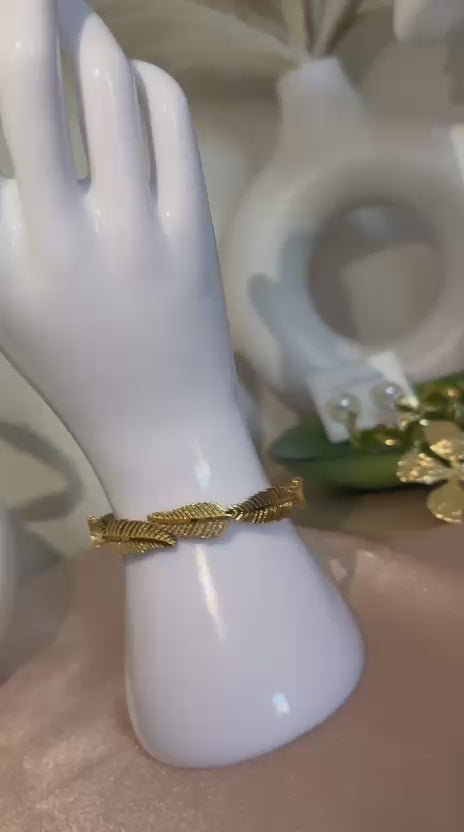 Elegant Gold Feather Bangle  ✨